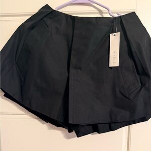 Chic Black Pleated Skort